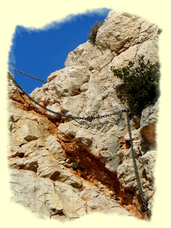 Randonnée calanque - Passage délicat équipé de chaines au dessus de Morgiou - Les Randos de Loulou