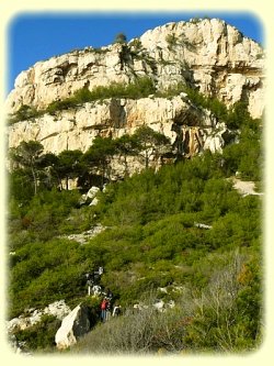 Anse de la Melette dominée par les hautes falaises calcaires - Les Randos de Loulou - Randonnée dans les Calanques