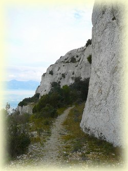 Passage le long de la barre rocheuse de La Candolle - Randonnée massif Saint Cyr - Les Randos de Loulou