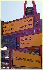 Panneau directionnel au col du lac Blanc - station OZ en Oisans